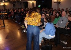 Een vraag uit de zaal: zijn we niet te voorzichtig als het gaat om de bewijsvoering rondom gezondheidseffecten van biologisch voedsel? Als we hier allemaal zeker weten dat het werkt, dan moeten we dat toch gewoon durven uit te dragen?