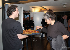 Na afloop worden de aanwezigen getrakteerd op falafel en vegetarische bitterballen