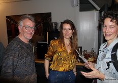 Kees van Zelderen van Biologisch Melkveebedrijf Van Zelderen, moderator en gespreksleider Esther Molenwijk van Studio Plantaardig en Sanne Smeets van Caring Farmers
