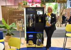 Fyffes International S.A. met Michaela Schneider bij hun innovatie op de beurs, de Hepro ananas slicer
