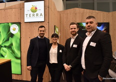Terra met Marco Guzzardi, Frieda Ecli, Massimiliano Girelli en Florin Vochescu. Terra heeft een groot biologisch assortiment in allerlei soorten groenten en fruit