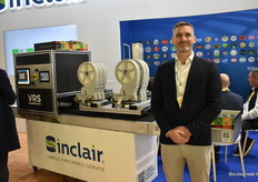 Duncan Jones van Sinclair bij de nieuwe VRS Labelmachine. met behulp van Ai en robotica wordt eerst een foto gemaakt van de doos zodat de stickers daarna perfect geplakt kunnen worden