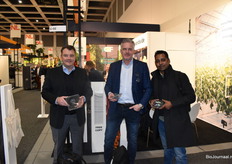 Q-bic heeft het topteam én de productrange verder uitgebreid en gaan ook de Indiase markt op met hun innovatieve diamant-vormige verpakkingen. Bjorn Sloreby kwamen we tegen met Mitanshu Choudhary hij is sales rep India bij Manshra Vedepak Private limited / Ecopak en hun nieuwe senior advisor Fabrice Favero hij heeft 30 jaar bij Nestle gewerkt