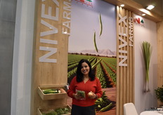 Nivex for Agriculture Investment & Export met Manal Ibrahim met bio ui en boontjes