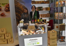Jomara met Anna Charisma Pucan en Melis Özkan met de dadelproducten