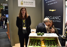 De Coöperatie van biologische boeren in Chania BIOCOOP (GR) met Ioanna Mololikaki en naast haar Vaggelis Koutoupis druk in gesprek met klanten, zij bieden o.a. Avocado