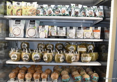 Worlds Coconut Trading heeft ook heel veel andere gedroogde en gebakken groenten en fruitproducten, maar alleen verwerkte kokos is bij hun bio
