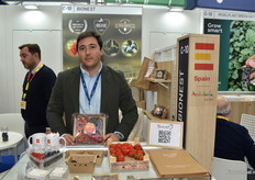 Bionest zit in zachtfruit en heeft een nieuwe verpakking José Manuel Rodriguez showt hem trots