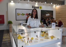 Bij FGF Trapani - SiIvana Musomecci laat de verwekte producten zien, zij hebben in Peru 700 ha biologische teelt waar ze van alles van maken