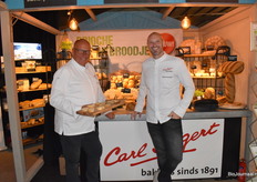 Ruud Nederend en Michel Schröder van Carl Siegert met hun nieuwe Desembrood in wit en meergranen/zaden