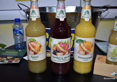 Van de Boom heeft een nieuwe smaak (aardbei, vlierbes) en een nieuwe fles van 0.75 cl speciaal voor horeca en groothandel