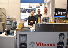 Woertman en Acai Benelux stonden weer samen op de beurs in de samenwerking met de Vitamix smoothie machineLynn Lossie, Michel van Gaalen en Job Bastiaansen op de foto