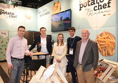 Een grote groep op de stand van De Aardappelhoeve deze editie van Tavola, waar ze, ondanks een uiterst uitdagende aardappelmarkt, toch traditiegetrouw hun merk The Potato Chef in de spotlight zet