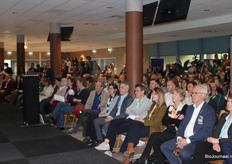 Het publiek zit klaar voor de opening van de Biobeurs 2026, de Promenade-zaal is afgeladen.
