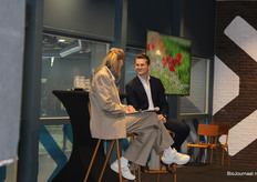 Dagvoorzitter Elise Bijkerk in gesprek met landbouwminister Jaimi van Essen.