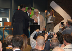 Minister Van Essen en het bestuur van Bionext geven gezamenlijk het startschot voor de Biobeurs 2026.