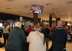 Het publiek in de Promenade-zaal luistert aandachtig naar de Boerentroonrede 2026.