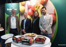 Peter van der Schoot, Harrie Jonker, Dide Franken en Kevin Verbeek presenteren de bio-appels van BioMasters.