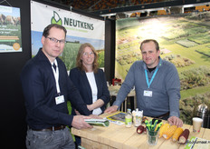 Jan en Lydia Menkveld van Natuurlijk Biologisch Boeren Beheer Menkveld, samen met Pim Clotscher van Zaadhandel Neutkens.
