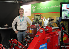 Sander Claassen van Reesink Agri toont de nieuwe inrow-schoffelmachine Invera.