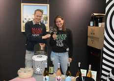 Derrick Neleman en Patricia Kemp van Neleman proosten met hun onlangs door wijngids De Grote Hamersma tot nummer 1 bekroonde biowijn.