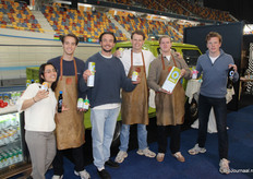 Artemis Antivaki, Tijn Voetelink, Floris Reurts, Connor Looij Sam Altena en Andy Looij van Gkazas Olijfolie tonen onder meer hun nieuwe frisdrank op basis van olijfblad-extract