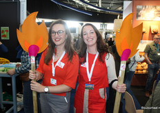 Josefien van Marlen en Christianne de Kort van BioJong steken het vuurtje aan op de Biobeurs 2026.