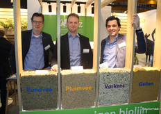 Gijsbert Thomassen, Berend Logtenberg en Stefan Regelink van ABZ Diervoeding tonen hun biolijn.