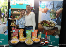 Jill van Drongelen en Belinda Barnhard van TerraSana met hun nieuwe erwten- en quinoa-chips.