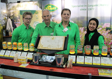 Micayon van Dooremaalen, Eric van Gool, Joyce Weerman en Mariam El Minawi van De Traay laten je proeven van hun brede assortiment biohoning en honingraat.