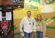 Victor Boone en Sanne van den Brink promoten het nieuwe biomerk van Agrifirm, BioSterk, op ludieke wijze met een boksmachine.