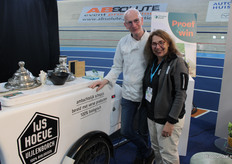 Jan Schapendonk en Annelieke van Geffen van IJshoeve Uijlenborch met hun ijskar bij de Triodos stand.
