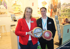 Marja Bastiaansen en Tom van Herk van Vandersterre - Bastiaansen Bio met hun nieuwe blauwaderkaas met coconibs.