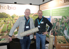 Marco Anneveldt en Ron Heijman van Hobio met hun op biologische hennep gebaseerde mulchrollen.