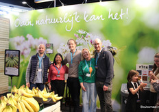 Hakim Yahyaoui, Mira Pasveer, Wouter Wezenbeek, Joyce Schoots en Sierd Hettema van Odin bij hun eerlijk geprijsde bananen.