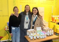 Kim Al-Huppertz, Rebecca Kramer en Kerstin Schramm van Sonett met hun milieuvriendelijke schoonmaakmiddelen en verzorgingsproducten.