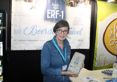 Petra Bruins van Erf-1 toont hun karakteristieke Kamper Terp Kaas.