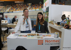 Jolanda Ditz en Amy den Ambtman van Normec Groen Agro Control tonen hun analysemogelijkheden.