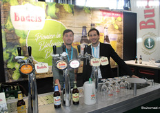 Boy de Swart en Rein Paymans van de Budelse Brouwerij tappen hun bieren met en zonder alcohol.