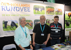 Zwanet Faber, Jan van Berkum en Maurice Vaessen van de Stichting Zeldzame Huisdierrassen betreuren het mooie weer, want de boeren zijn op het land en niet op de beurs.