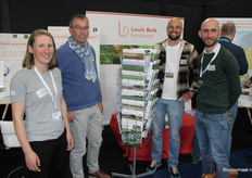 Anne Hoek van Dijke, Chris Koopman, Nick Quist en Pedro Janssen van het Louis Bolk Instituut verspreiden hun landbouwkennis.