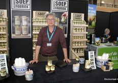 Michel Jansen van de Kleinstesoepfabriek verspreidt een aanlokkelijke soepgeur op de beursvloer.