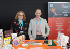 Daphne de Vos en Jörgen Jonker van Convex Europe tonen hun verantwoorde verpakkingsoplossingen.