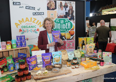 Annemiek Flantua van DO IT Organic met de chocolade-kokosrolletjes van het merk Amaizin.