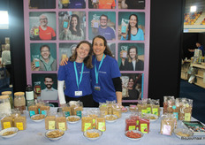 Nina Roozemond en Chantal Engelen van Kari's Crackers tonen hun crackers met oude kaas, banaan, wortel, rode biet en boekweit.