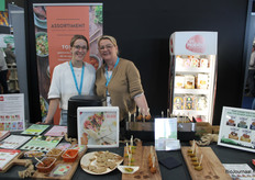 Nancy Seuren en Mireille Wagenaar van De Hobbit - Food for Freedom tonen hun assortiment veganistische snacks.