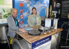 Henk Pannekoek en zijn dochter Anne van Aqua Aurora vitaliseren je water met schelpkalkfrequenties.