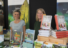 Nicole Willemse en Heleen Gierveld van Vonk Uitgevers bieden de beursgangers leesvoer.