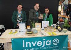 Sandra van Dijk, Paul van Zanten en Patrizia Zanoli van Inveja laten zien wat voor lekkers je allemaal met lupine kunt maken.