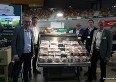 Wouter Hazeleger, John Cornelissen, Allard Bakker, Daan Tomesen en Henk Oudenampsen van De Groene Weg tonen hun assortiment biologisch vlees.